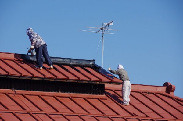 【屋根塗装】何年目で必要？材質ごとにタイミングは異なる